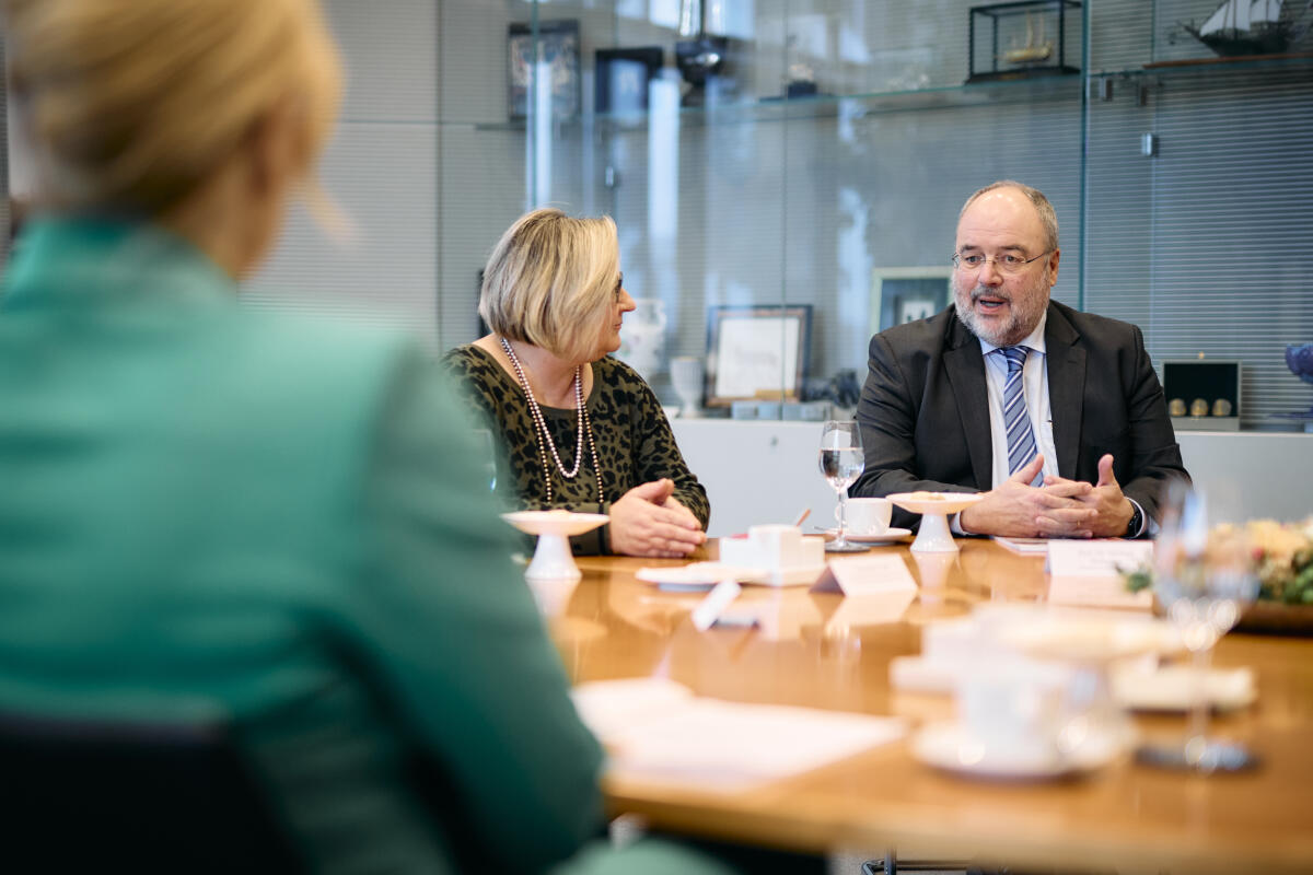  Bundestagspräsidentin Julia Klöckner, CDU/CSU, MdB, nimmt den Tätigkeitsbericht des Bundesarchivs über die im Stasi-Unterlagen-Gesetz genannten Aufgaben entgegen.
