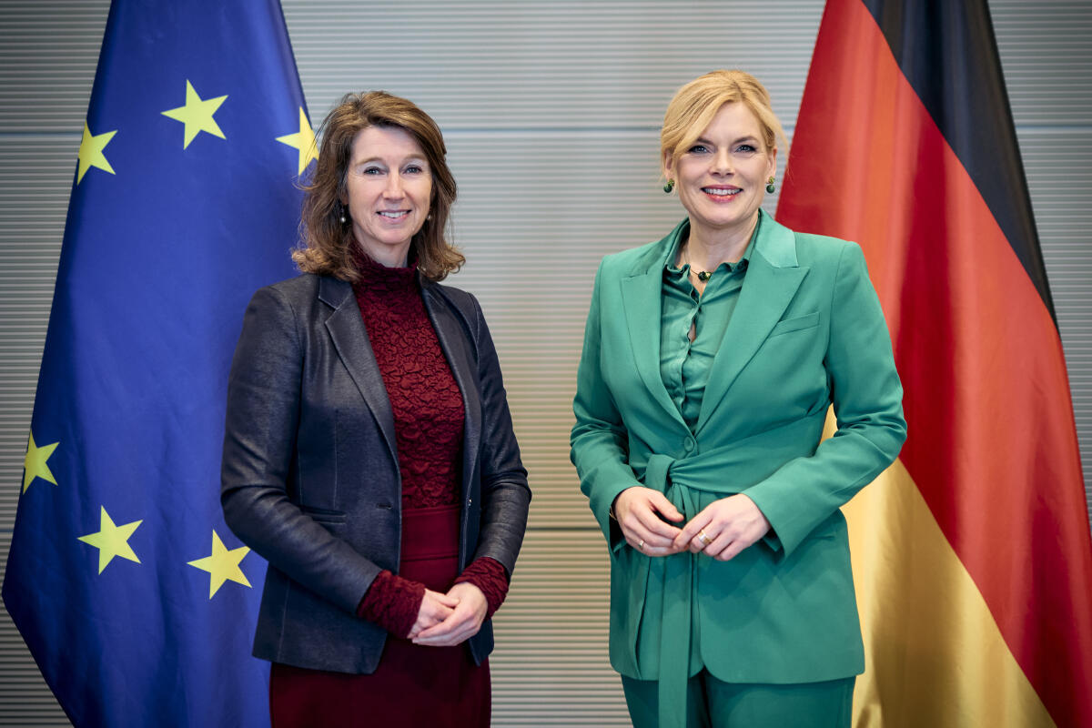  Bundestagspräsidentin Julia Klöckner (r), CDU/CSU, MdB, empfängt die Botschafterin des Königreichs der Niederlande, Hester Marie-Jeanne Somsen (l), zum Gespräch.