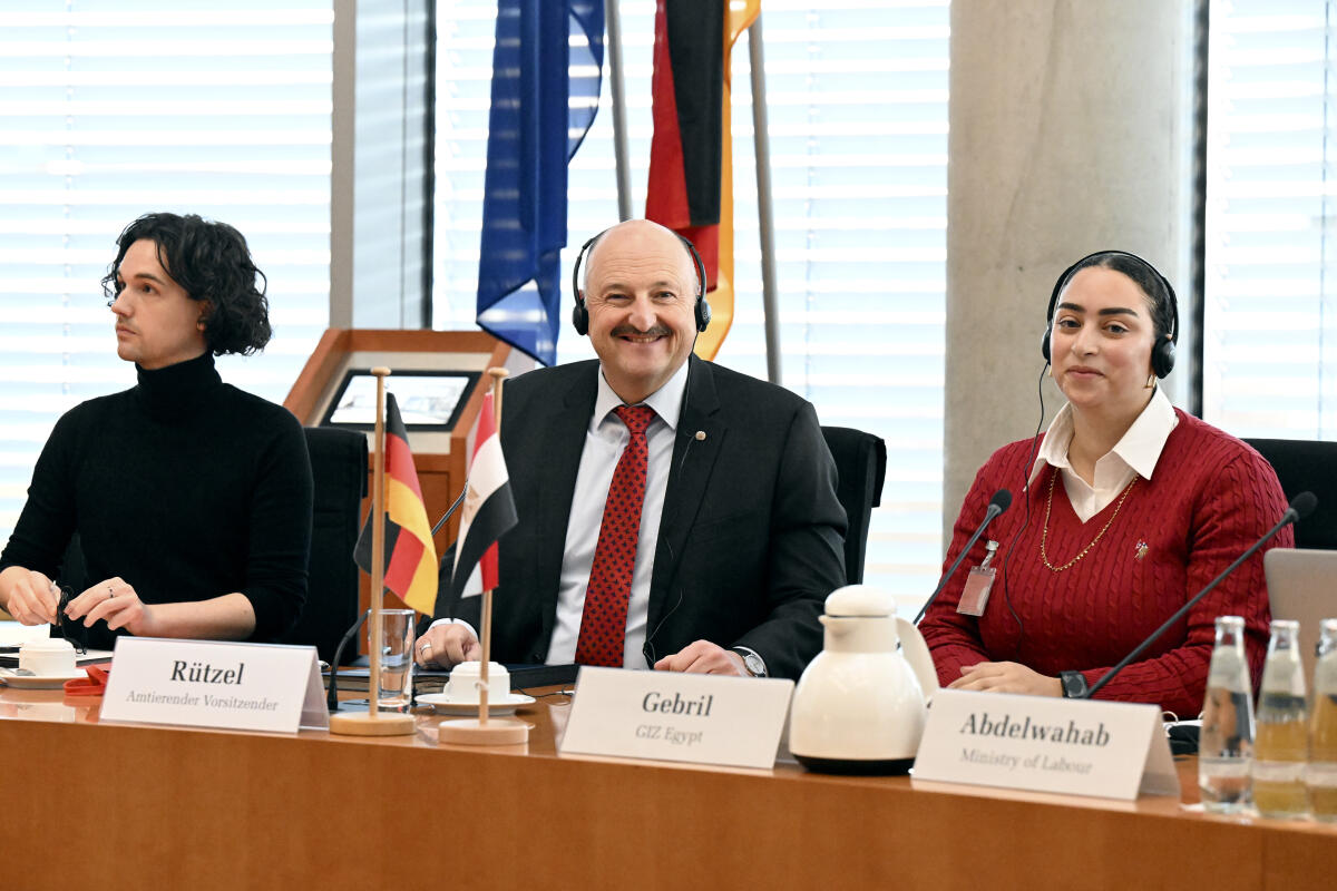 Rützel, Bernd Die Mitglieder des Ausschusses für Arbeit und Soziales führen ein Gespräch mit einer Delegation des ägyptischen Arbeitsministeriums und der GIZ. Hier in der Bildmitte der stellvertretende Vorsitzende des Ausschusses Bernd Rützel, SPD, MdB.
