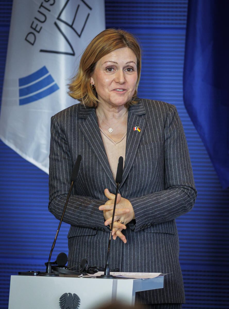  12. Sitzung der Deutsch-Französischen Parlamentarischen Versammlung - Hier im Rahmen der Verleihung des Deutsch-Französischen Parlamentspreises Bundestagspräsidentin Julia Klöckner, CDU/CSU, MdB, und die Präsidentin der Assemblée nationale der Französischen Republik Yaël Braun-Pivet (im Bild) während den Laudationen.