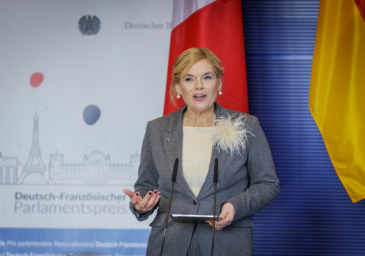 Klöckner, Julia 12. Sitzung der Deutsch-Französischen Parlamentarischen Versammlung - Hier im Rahmen der Verleihung des Deutsch-Französischen Parlamentspreises Bundestagspräsidentin Julia Klöckner (im Bild), CDU/CSU, MdB, und die Präsidentin der Assemblée nationale der Französischen Republik Yaël Braun-Pivet während den Laudationen.