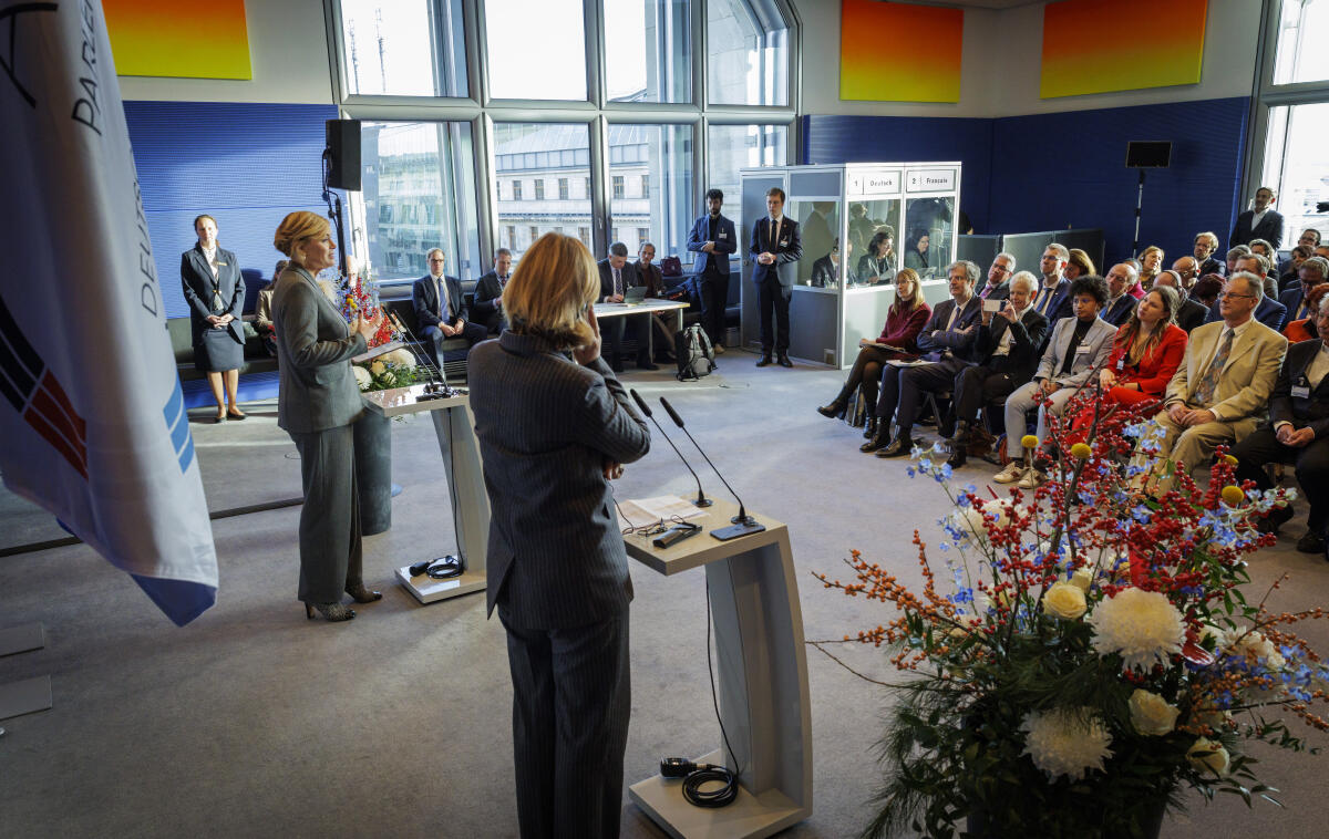 Klöckner, Julia 12. Sitzung der Deutsch-Französischen Parlamentarischen Versammlung - Hier im Rahmen der Verleihung des Deutsch-Französischen Parlamentspreises Bundestagspräsidentin Julia Klöckner, CDU/CSU, MdB, und die Präsidentin der Assemblée nationale der Französischen Republik Yaël Braun-Pivet während den Laudationen mit Blick in den Saal.