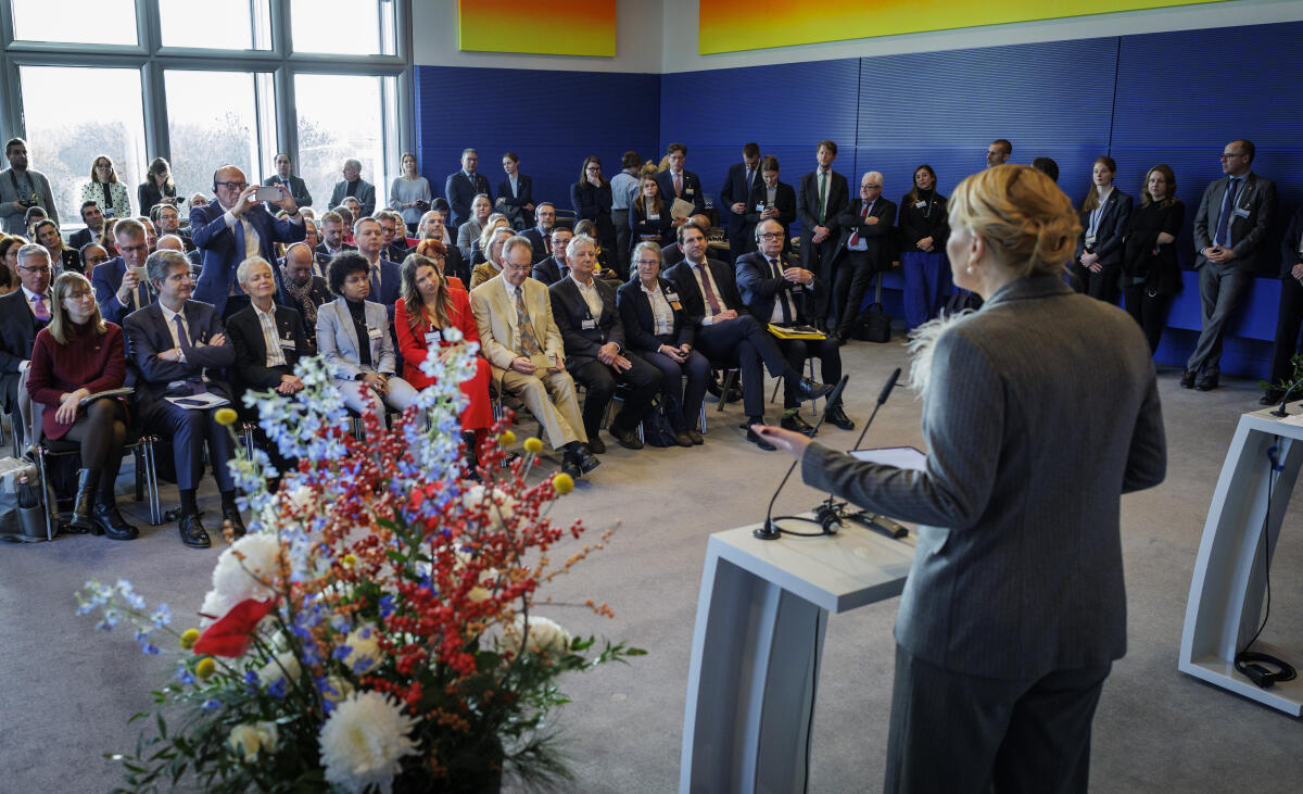 Klöckner, Julia 12. Sitzung der Deutsch-Französischen Parlamentarischen Versammlung - Hier im Rahmen der Verleihung des Deutsch-Französischen Parlamentspreises Bundestagspräsidentin Julia Klöckner (r), CDU/CSU, MdB, und die Präsidentin der Assemblée nationale der Französischen Republik Yaël Braun-Pivet während den Laudationen beim Blick in den Saal.