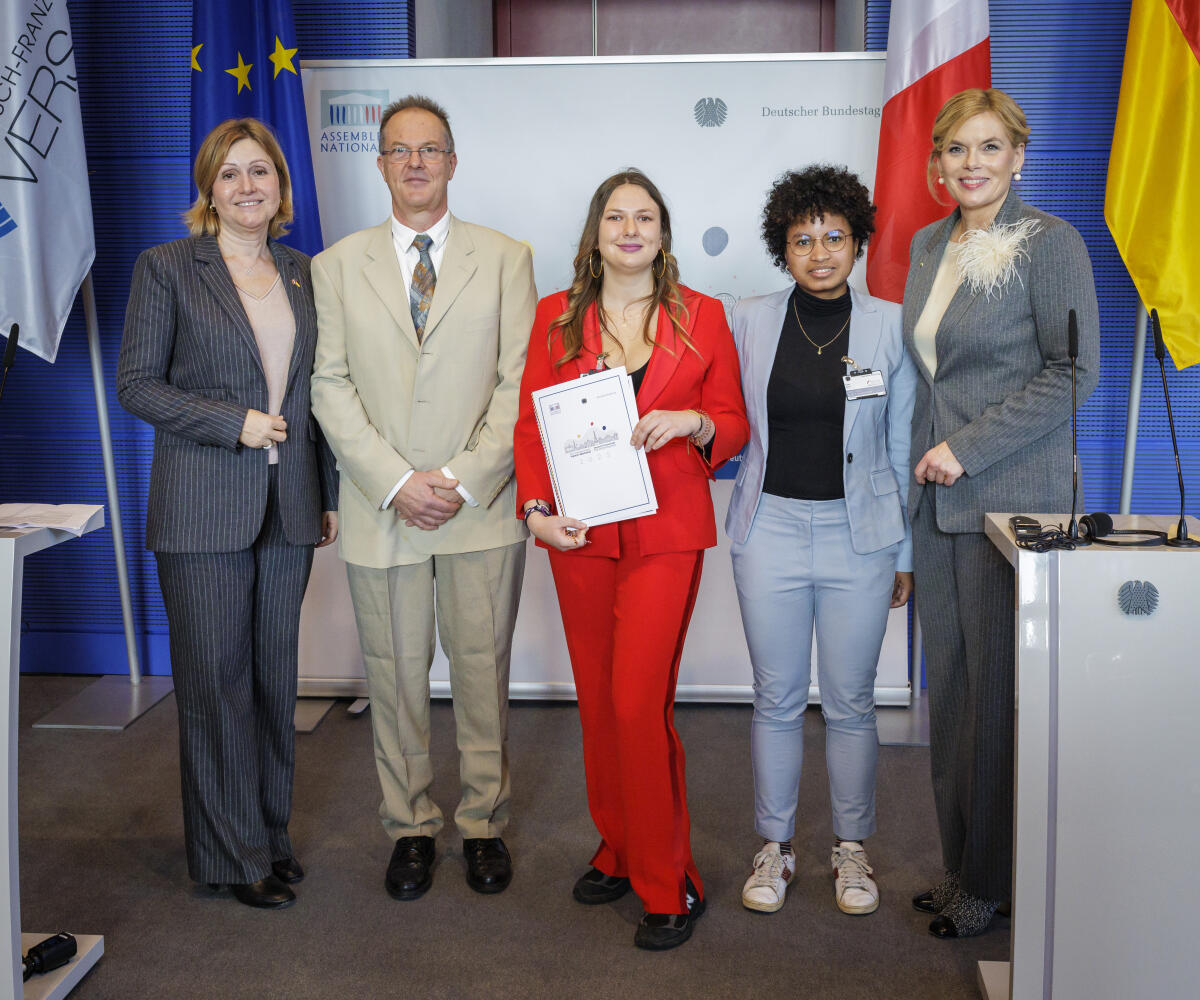 Klöckner, Julia 12. Sitzung der Deutsch-Französischen Parlamentarischen Versammlung - Hier im Rahmen der Verleihung des Deutsch-Französischen Parlamentspreises Bundestagspräsidentin Julia Klöckner (r), CDU/CSU, MdB, und die Präsidentin der Assemblée nationale der Französischen Republik Yaël Braun-Pivet (l) mit den Preisträgerinnen und Preisträgern Joachim Halm (2vl) vom Projekt „Sport Pin Oberrhein“ sowie Vincent Bilger (3vl), Manon Bilger (3vr) und Nirina Moser (2vr) von der Initiative „Artefaktory – Zukunst".