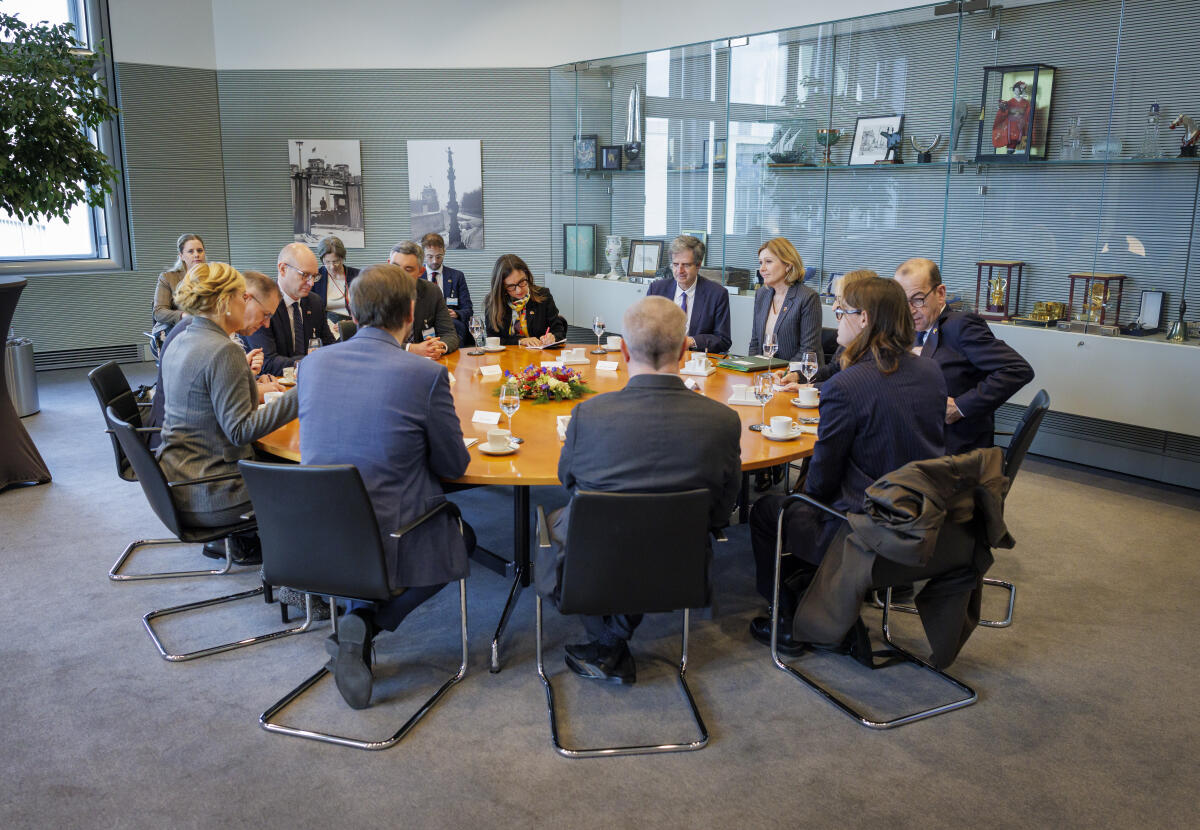  12. Sitzung der Deutsch-Französischen Parlamentarischen Versammlung - Hier Bundestagspräsidentin Julia Klöckner, CDU/CSU, MdB, und die Präsidentin der Assemblée nationale der Französischen Republik Yaël Braun-Pivet im Gespräch. Übersicht.