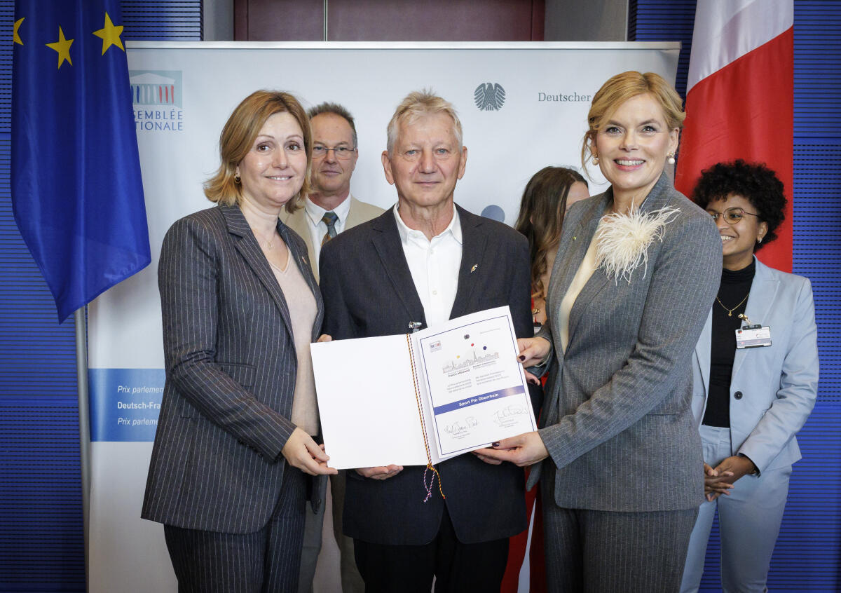 Klöckner, Julia 12. Sitzung der Deutsch-Französischen Parlamentarischen Versammlung - Hier im Rahmen der Verleihung des Deutsch-Französischen Parlamentspreises Bundestagspräsidentin Julia Klöckner (r), CDU/CSU, MdB, und die Präsidentin der Assemblée nationale der Französischen Republik Yaël Braun-Pivet (l) bei der Übergabe der Urkunde an den Preisträger Joachim Halm (m) vom Projekt „Sport Pin Oberrhein“.