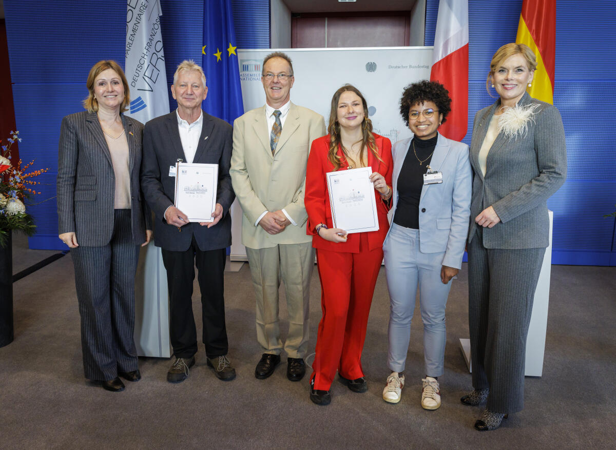 Klöckner, Julia 12. Sitzung der Deutsch-Französischen Parlamentarischen Versammlung - Hier im Rahmen der Verleihung des Deutsch-Französischen Parlamentspreises Bundestagspräsidentin Julia Klöckner (r), CDU/CSU, MdB, und die Präsidentin der Assemblée nationale der Französischen Republik Yaël Braun-Pivet (l) mit den Preisträgerinnen und Preisträgern Joachim Halm (2vl) vom Projekt „Sport Pin Oberrhein“ sowie Vincent Bilger (3vl), Manon Bilger (3vr) und Nirina Moser (2vr) von der Initiative „Artefaktory – Zukunst".