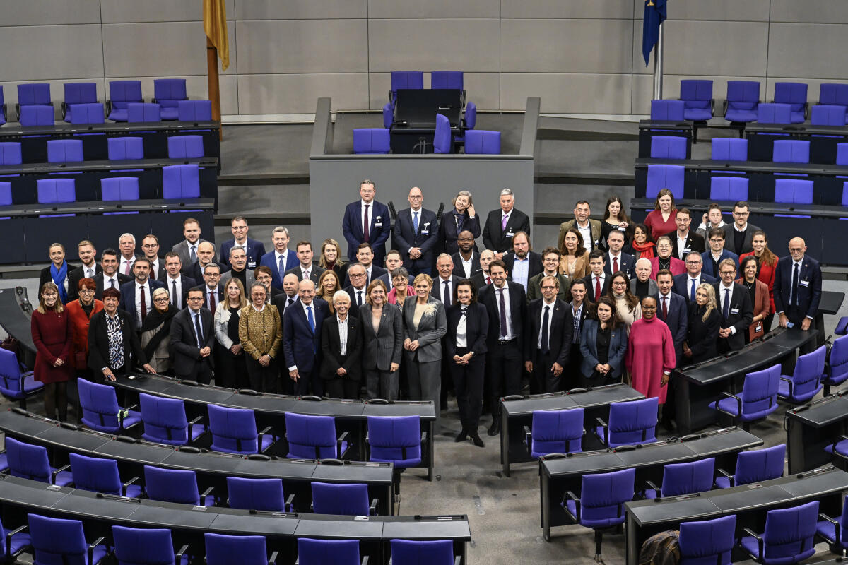  12. Sitzung der Deutsch-Französischen Parlamentarischen Versammlung - Gruppenfoto.