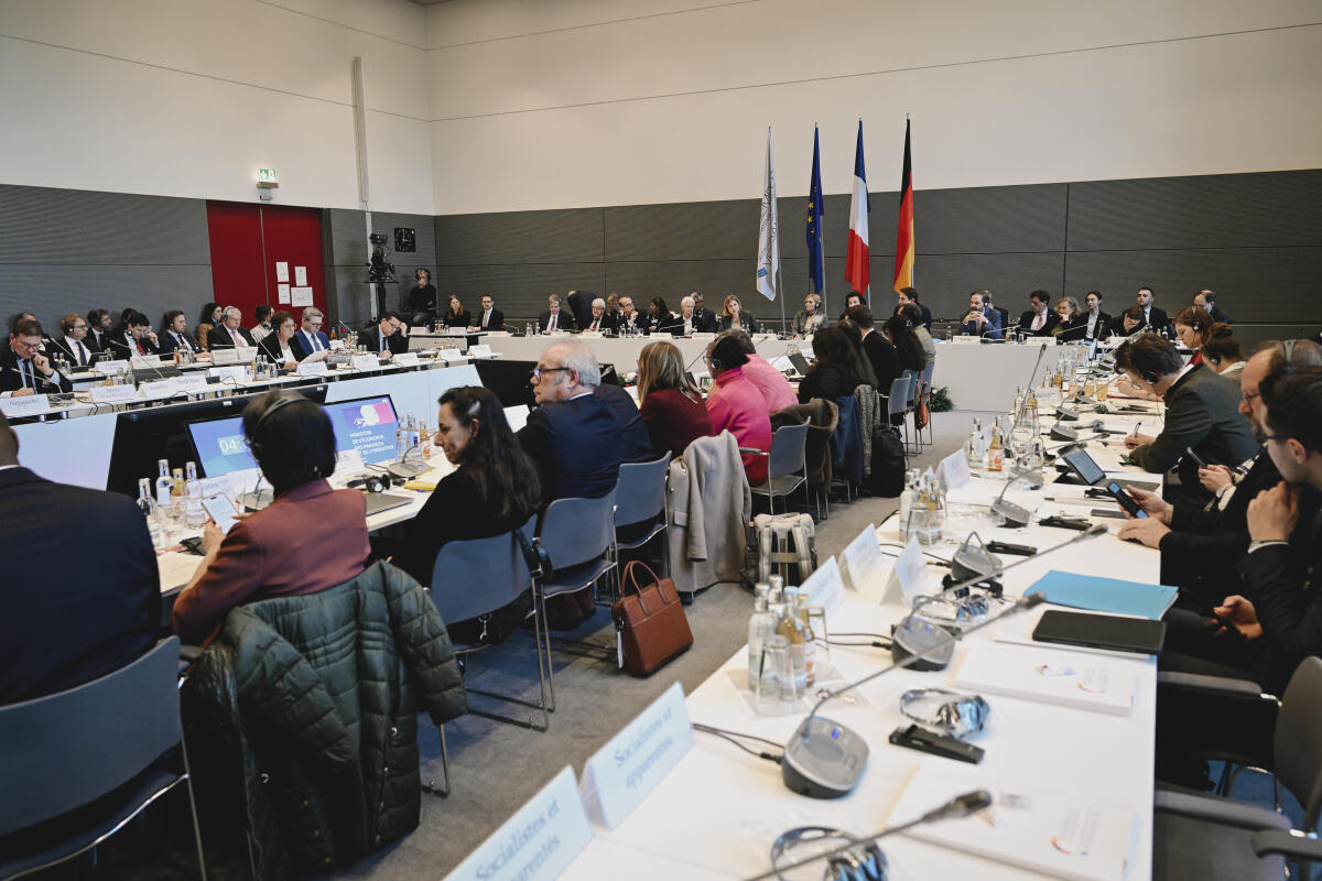  12. Sitzung der Deutsch-Französischen Parlamentarischen Versammlung - Hier Blick in den Saal im Rahmen der Anhörung von Regierungsvertretern unter Leitung von Bundestagspräsidentin Julia Klöckner, CDU/CSU, MdB, und der Präsidentin der Assemblée nationale der Französischen Republik Yaël Braun-Pivet mit der Bundesministerin für Forschung, Technologie und Raumfahrt Dorothee Bär, CDU/CSU, MdB, und digital zugeschaltet der beigeordneten Ministerin für Künstliche Intelligenz und Digitalisierung, Anne Le Hénanff (Horizons et Indépendants).
