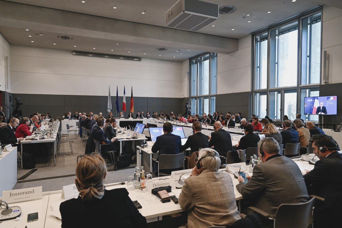  12. Sitzung der Deutsch-Französischen Parlamentarischen Versammlung - Hier Blick in den Saal im Rahmen der Anhörung von Regierungsvertretern unter Leitung von Bundestagspräsidentin Julia Klöckner, CDU/CSU, MdB, und der Präsidentin der Assemblée nationale der Französischen Republik Yaël Braun-Pivet mit der Bundesministerin für Forschung, Technologie und Raumfahrt Dorothee Bär, CDU/CSU, MdB, und digital zugeschaltet der beigeordneten Ministerin für Künstliche Intelligenz und Digitalisierung, Anne Le Hénanff (Horizons et Indépendants).