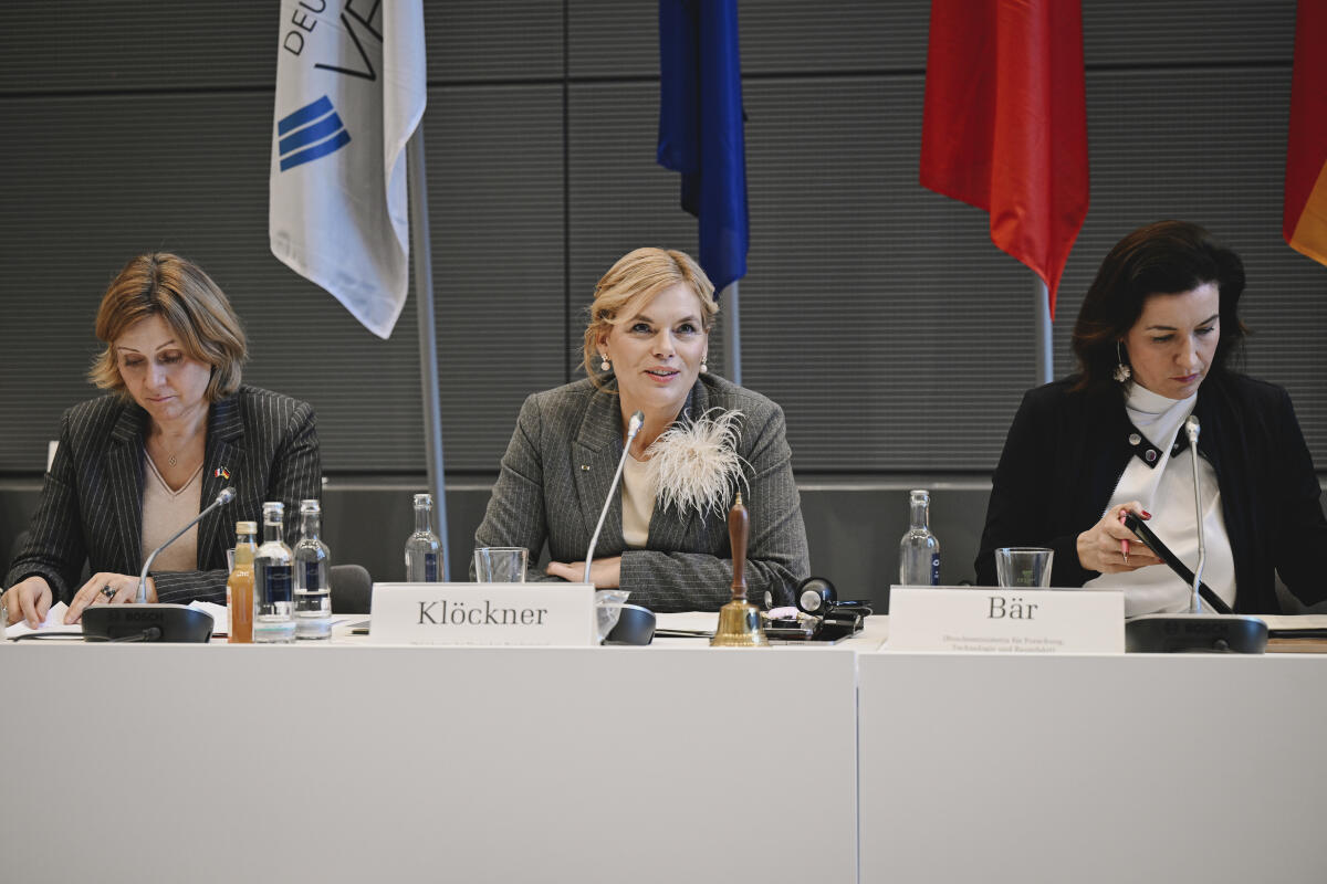 Klöckner, Julia; Bär, Dorothee 12. Sitzung der Deutsch-Französischen Parlamentarischen Versammlung - Hier im Rahmen der Anhörung von Regierungsvertretern Bundestagspräsidentin Julia Klöckner (m), CDU/CSU, MdB, und die Präsidentin der Assemblée nationale der Französischen Republik Yaël Braun-Pivet (l) mit der Bundesministerin für Forschung, Technologie und Raumfahrt Dorothee Bär (r), CDU/CSU, MdB, und digital zugeschaltet die beigeordnete Ministerin für Künstliche Intelligenz und Digitalisierung, Anne Le Hénanff (Horizons et Indépendants).