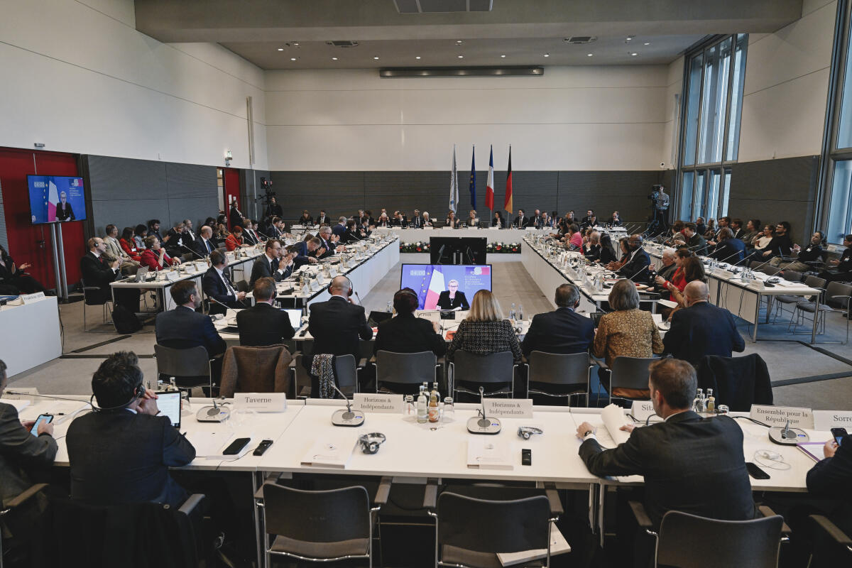  12. Sitzung der Deutsch-Französischen Parlamentarischen Versammlung - Hier Blick in den Saal im Rahmen der Anhörung von Regierungsvertretern unter Leitung von Bundestagspräsidentin Julia Klöckner, CDU/CSU, MdB, und der Präsidentin der Assemblée nationale der Französischen Republik Yaël Braun-Pivet mit der Bundesministerin für Forschung, Technologie und Raumfahrt Dorothee Bär, CDU/CSU, MdB, und digital zugeschaltet der beigeordneten Ministerin für Künstliche Intelligenz und Digitalisierung, Anne Le Hénanff (Horizons et Indépendants).