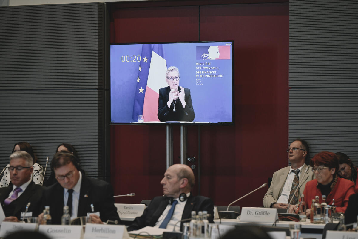  12. Sitzung der Deutsch-Französischen Parlamentarischen Versammlung - Hier im Rahmen der Anhörung von Regierungsvertretern unter Leitung von Bundestagspräsidentin Julia Klöckner, CDU/CSU, MdB, und der Präsidentin der Assemblée nationale der Französischen Republik Yaël Braun-Pivet mit der Bundesministerin für Forschung, Technologie und Raumfahrt Dorothee Bär, CDU/CSU, MdB, und digital zugeschaltet der beigeordneten Ministerin für Künstliche Intelligenz und Digitalisierung, Anne Le Hénanff (im Bild) (Horizons et Indépendants).; 