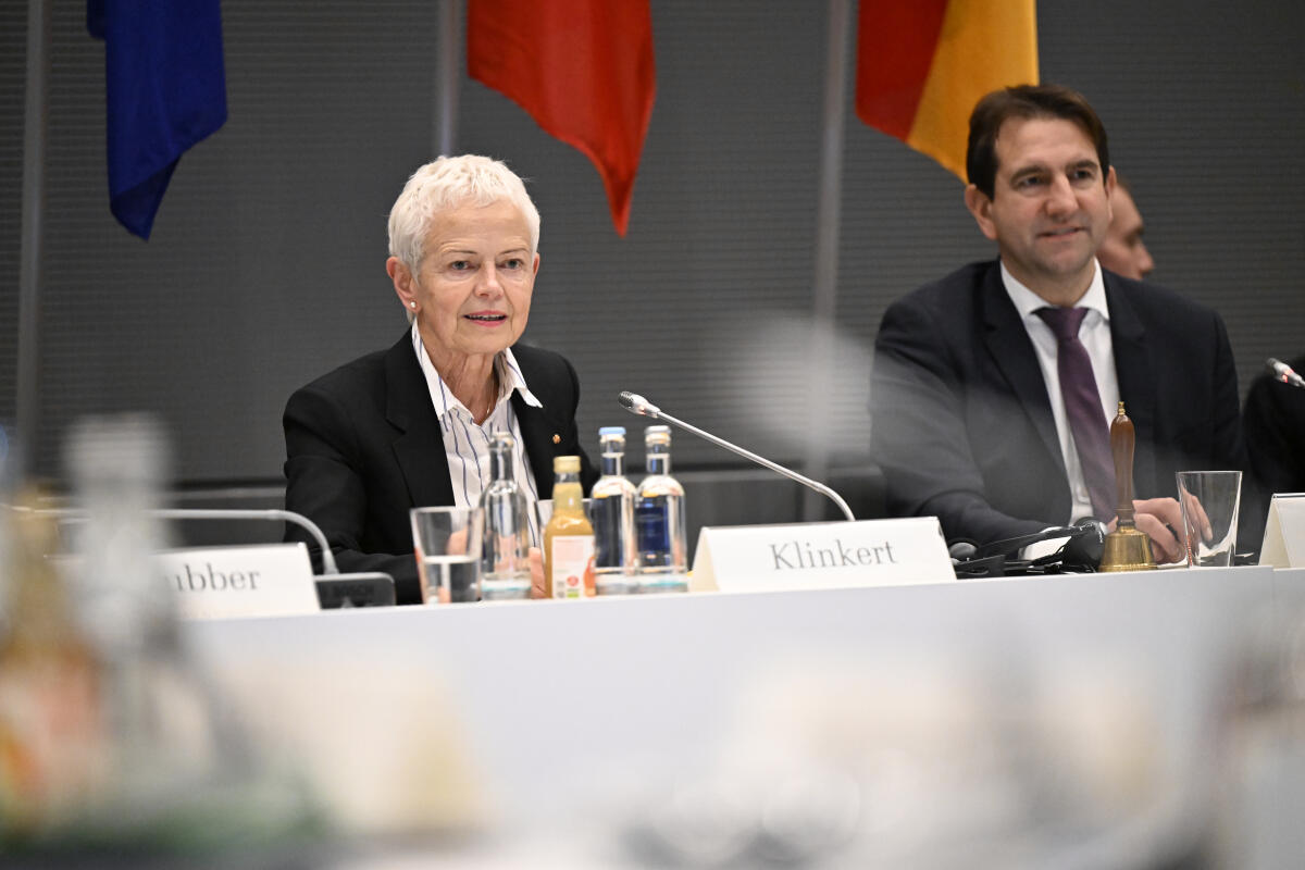 Jung, Andreas 12. Sitzung der Deutsch-Französischen Parlamentarischen Versammlung - Hier der zweite Sitzungsteil unter Leitung der Ko-Vorsitzenden der DFPV Andreas Jung (r), CDU/CSU, MdB, und der Ko-Vorsitzenden der DFPV Brigitte Klinkert (l).