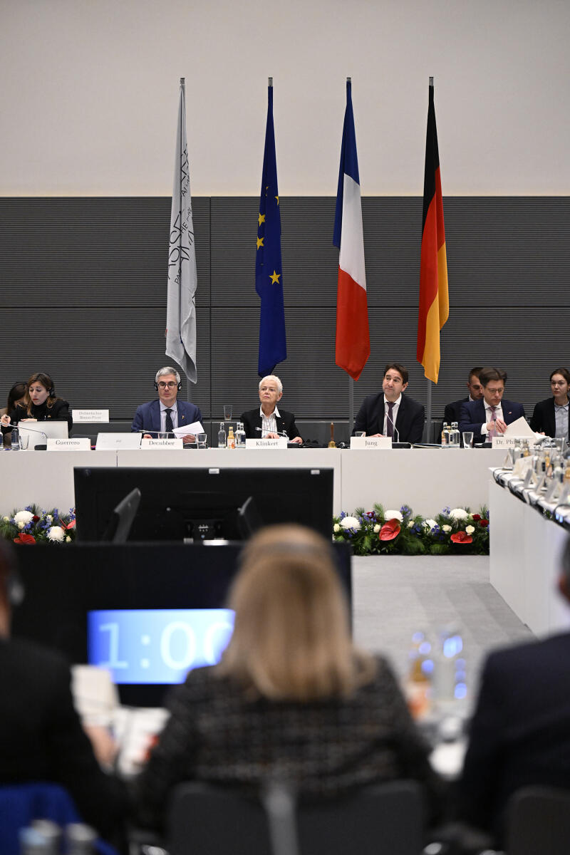 Jung, Andreas 12. Sitzung der Deutsch-Französischen Parlamentarischen Versammlung - Hier der zweite Sitzungsteil unter Leitung der Ko-Vorsitzenden der DFPV Andreas Jung (3vr), CDU/CSU, MdB, und der Ko-Vorsitzenden der DFPV Brigitte Klinkert (3vl)