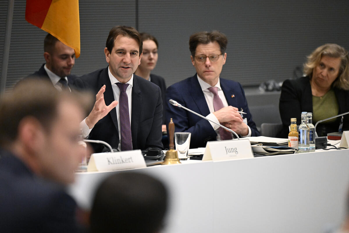 Jung, Andreas 12. Sitzung der Deutsch-Französischen Parlamentarischen Versammlung - Hier der zweite Sitzungsteil unter Leitung der Ko-Vorsitzenden der DFPV Andreas Jung (l), CDU/CSU, MdB, und der Ko-Vorsitzenden der DFPV Brigitte Klinkert (nicht im Bild).