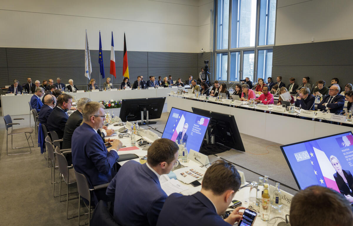  12. Sitzung der Deutsch-Französischen Parlamentarischen Versammlung - Hier Blick in den Saal im Rahmen der Anhörung von Regierungsvertretern unter Leitung von Bundestagspräsidentin Julia Klöckner, CDU/CSU, MdB, und der Präsidentin der Assemblée nationale der Französischen Republik Yaël Braun-Pivet mit der Bundesministerin für Forschung, Technologie und Raumfahrt Dorothee Bär, CDU/CSU, MdB, und digital zugeschaltet der beigeordneten Ministerin für Künstliche Intelligenz und Digitalisierung, Anne Le Hénanff (Horizons et Indépendants).