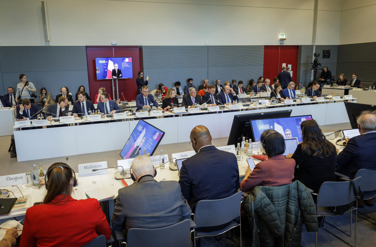  12. Sitzung der Deutsch-Französischen Parlamentarischen Versammlung - Hier Blick in den Saal im Rahmen der Anhörung von Regierungsvertretern unter Leitung von Bundestagspräsidentin Julia Klöckner, CDU/CSU, MdB, und der Präsidentin der Assemblée nationale der Französischen Republik Yaël Braun-Pivet mit der Bundesministerin für Forschung, Technologie und Raumfahrt Dorothee Bär, CDU/CSU, MdB, und digital zugeschaltet der beigeordneten Ministerin für Künstliche Intelligenz und Digitalisierung, Anne Le Hénanff (Horizons et Indépendants).