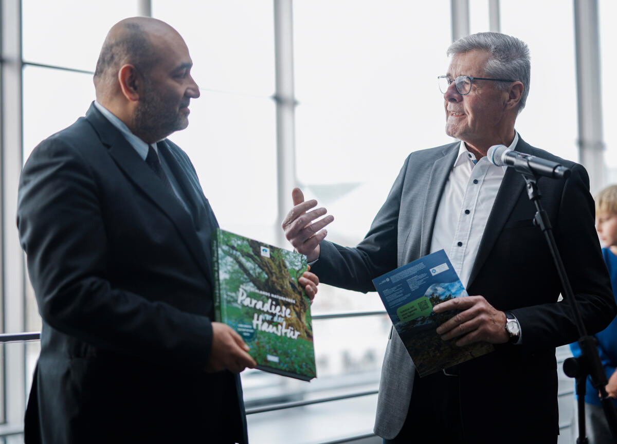 Nouripour, Omid Bundestagsvizepräsident Omid Nouripour (l), Bündnis 90/Die Grünen, MdB, nimmt den Weihnachtsbaum des Naturparks Barnim entgegen. Hier während der Übergabe eines Buchgeschenks mit dem Landrat a. D. Friedel Heuwinkel (r), Präsident Verband Deutscher Naturparke e. V..