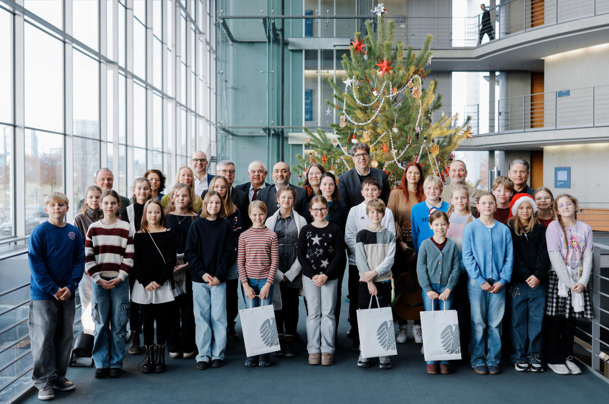  Bundestagsvizepräsident Omid Nouripour, Bündnis 90/Die Grünen, MdB, nimmt den Weihnachtsbaum des Naturparks Barnim entgegen. Gruppenfoto.