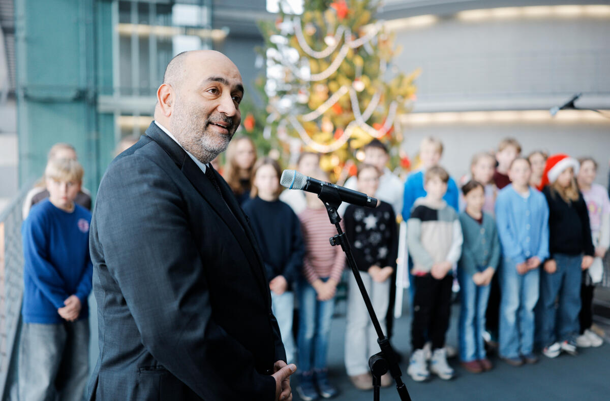 Nouripour, Omid Bundestagsvizepräsident Omid Nouripour (im Bild), Bündnis 90/Die Grünen, MdB, nimmt den Weihnachtsbaum des Naturparks Barnim entgegen.