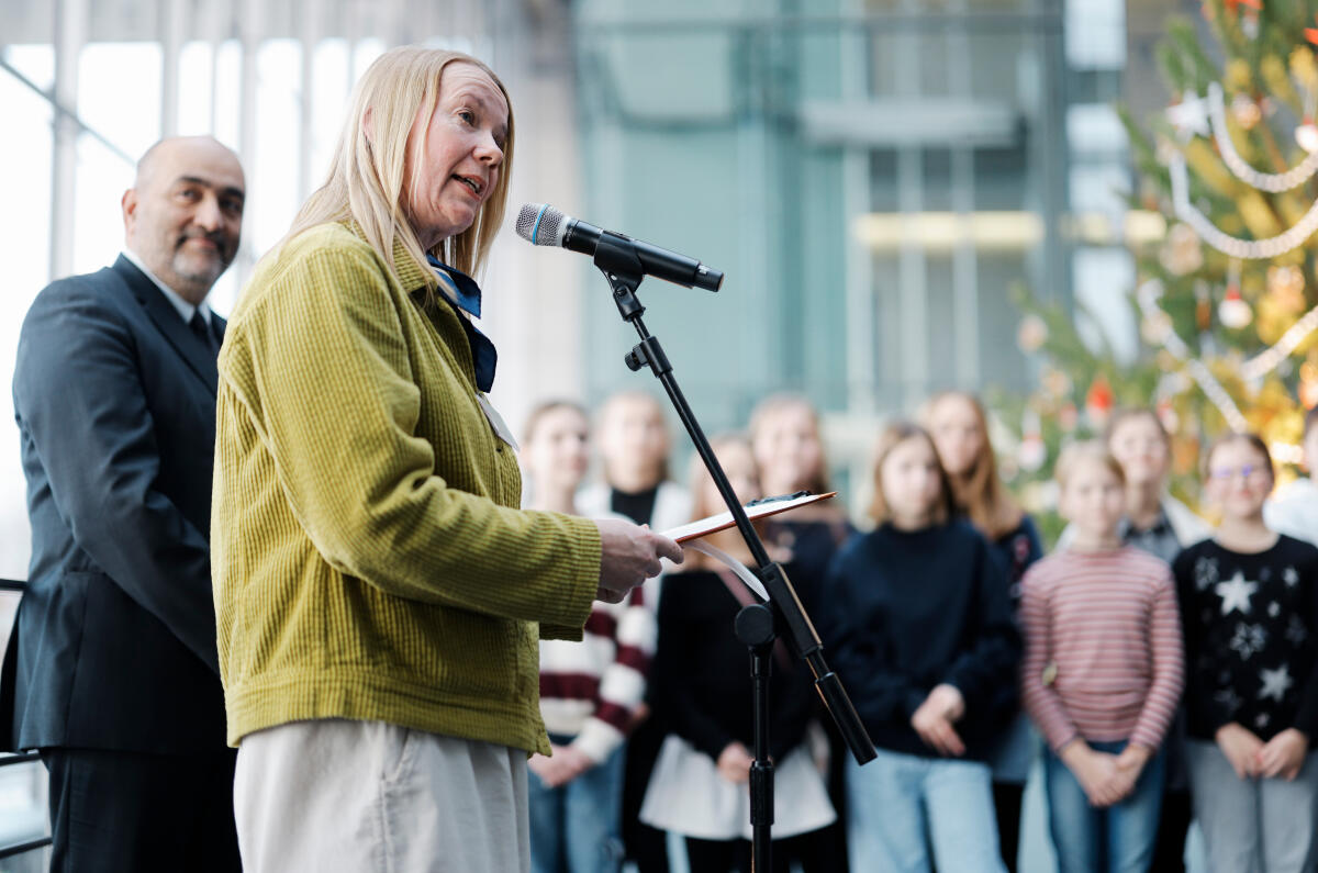 Nouripour, Omid Bundestagsvizepräsident Omid Nouripour, Bündnis 90/Die Grünen, MdB, nimmt den Weihnachtsbaum des Naturparks Barnim entgegen. Hier während der Begrüßung und Information zum Naturpark Barnim Dr. Aija Torkler (im Bild), Naturparkleiterin Naturpark Barnim.
