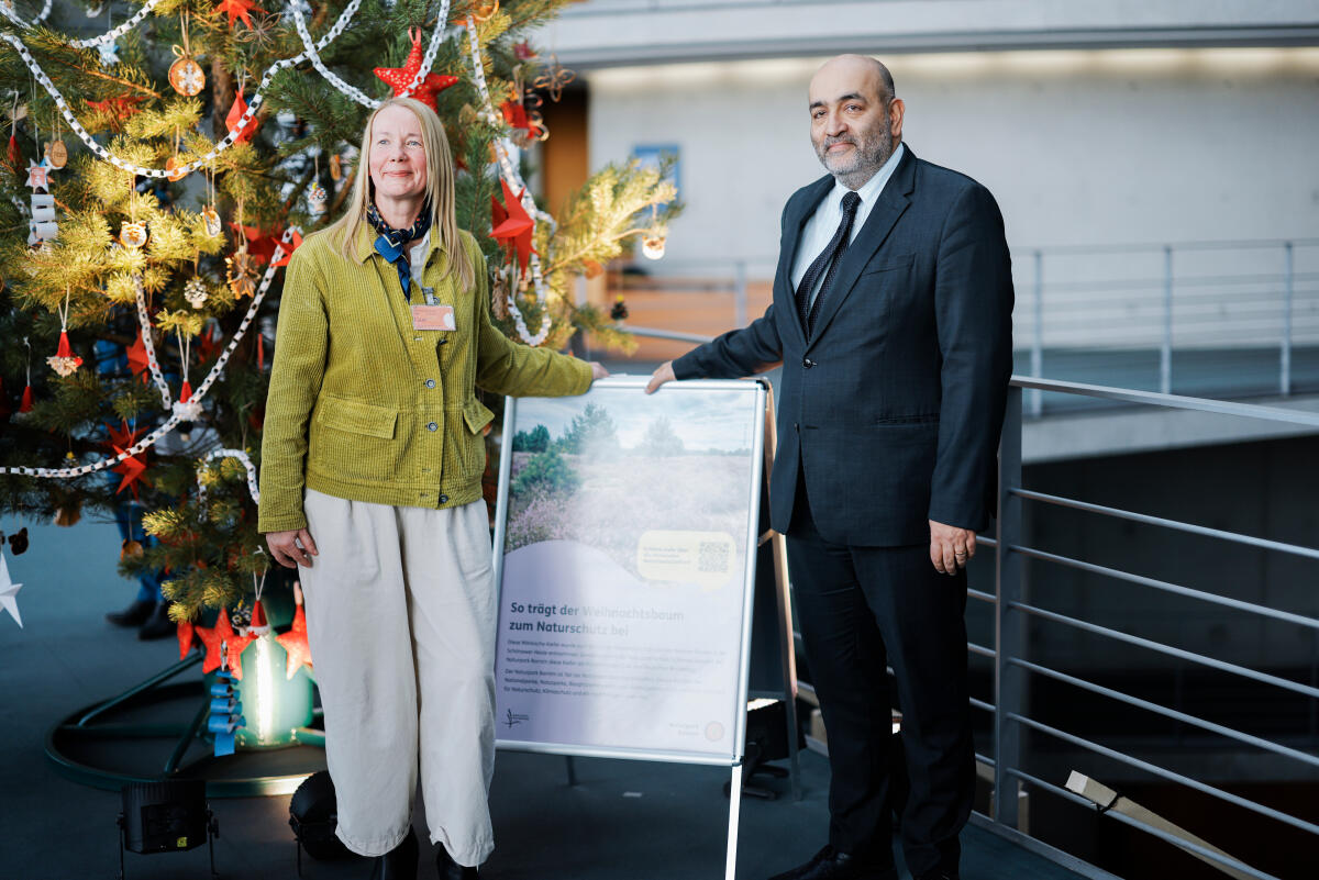 Nouripour, Omid Bundestagsvizepräsident Omid Nouripour (r), Bündnis 90/Die Grünen, MdB, nimmt den Weihnachtsbaum des Naturparks Barnim entgegen. Hier mit Dr. Aija Torkler (l), Naturparkleiterin Naturpark Barnim.