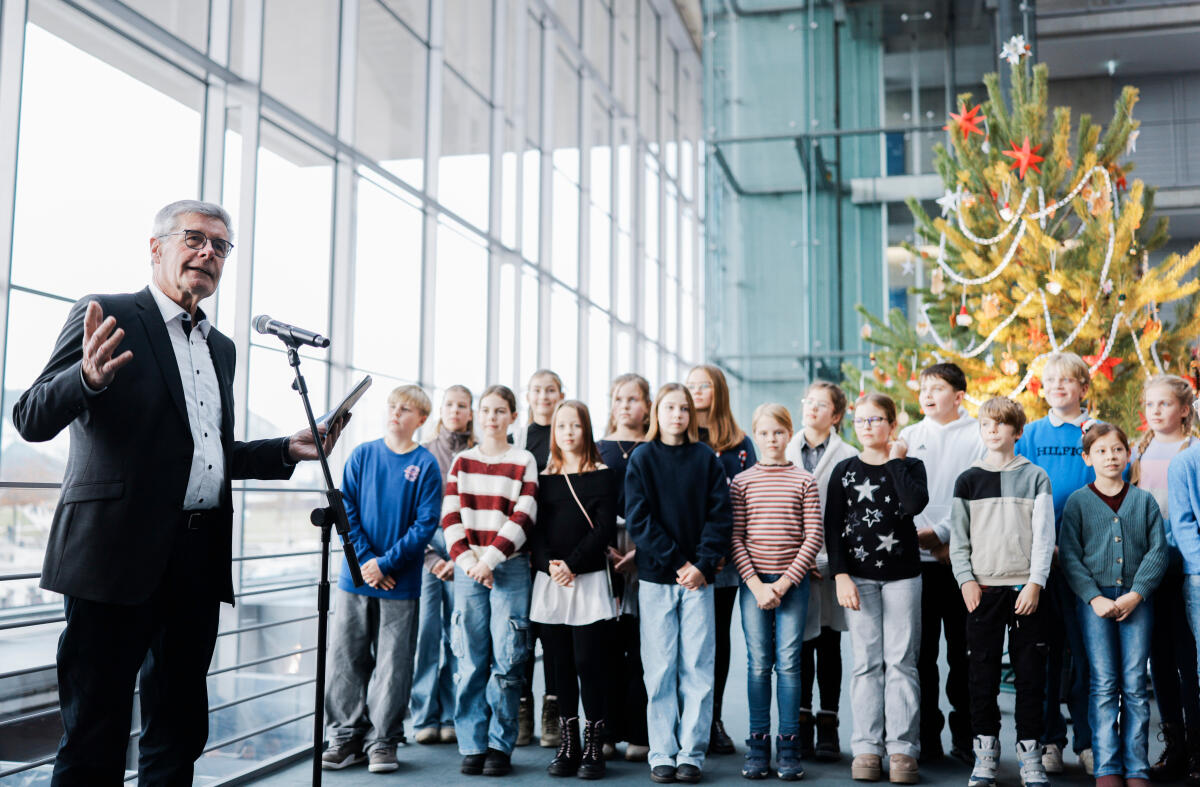  Bundestagsvizepräsident Omid Nouripour, Bündnis 90/Die Grünen, MdB, nimmt den Weihnachtsbaum des Naturparks Barnim entgegen. Hier während der Begrüßung und Ausführungen zur Bedeutung der Nationalen Naturlandschaften, der Dachmarke der Naturparke, Nationalparke, Wildnisgebiete und Biosphärenreservate Landrat a. D. Friedel Heuwinkel (l), Präsident Verband Deutscher Naturparke e. V..