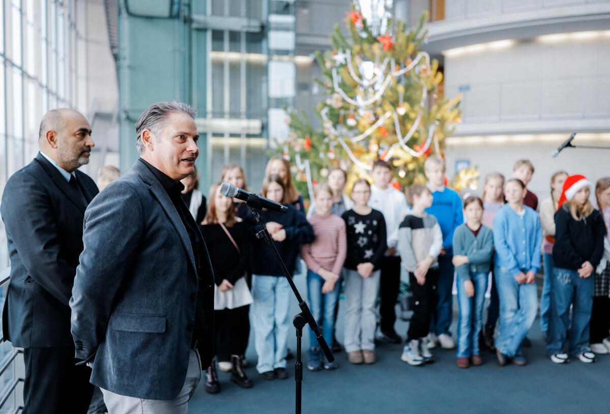 Nouripour, Omid Bundestagsvizepräsident Omid Nouripour (l), Bündnis 90/Die Grünen, MdB, nimmt den Weihnachtsbaum des Naturparks Barnim entgegen. Hier während seiner Dankesrede Stefan Zierke (2vl), SPD, MdB, (Wahlkreisabgeordneter Wahlkreis 057 Uckermark - Barnim I).