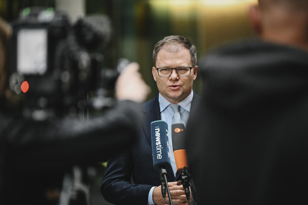 Schneider, Carsten Bundesminister für Umwelt, Klimaschutz, Naturschutz und nukleare Sicherheit Carsten Schneider (SPD), MdB wird vor der Ausschusssitzung von Medienvertretern interviewt
