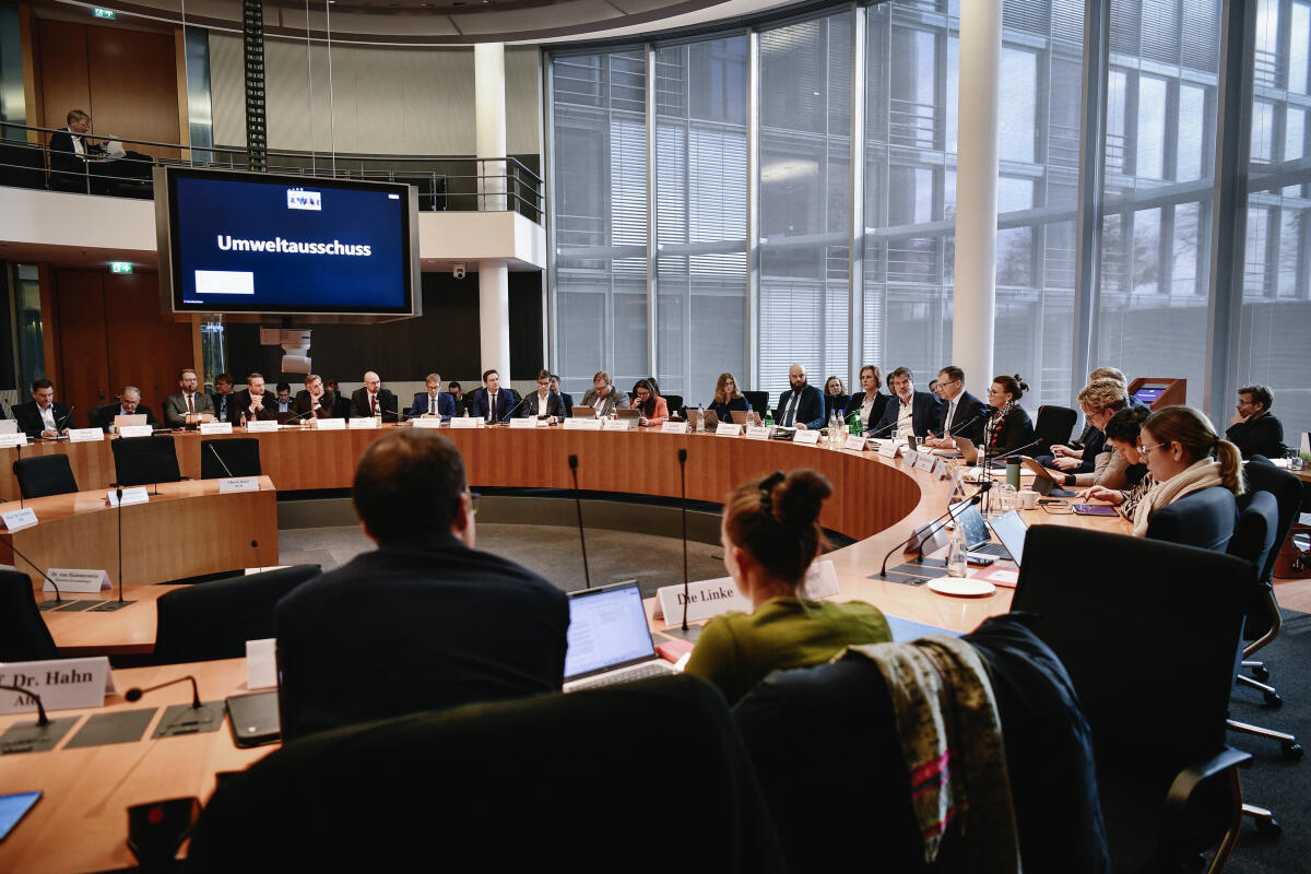 Schneider, Carsten; Thews, Michael Der stellvertretende Vorsitzende des Ausschuss für Umwelt, Klimaschutz, Naturschutz und nukleare Sicherheit, Michael Thews, SPD, MdB. begrüßt Bundesminister Carsten Schneider (SPD), MdB