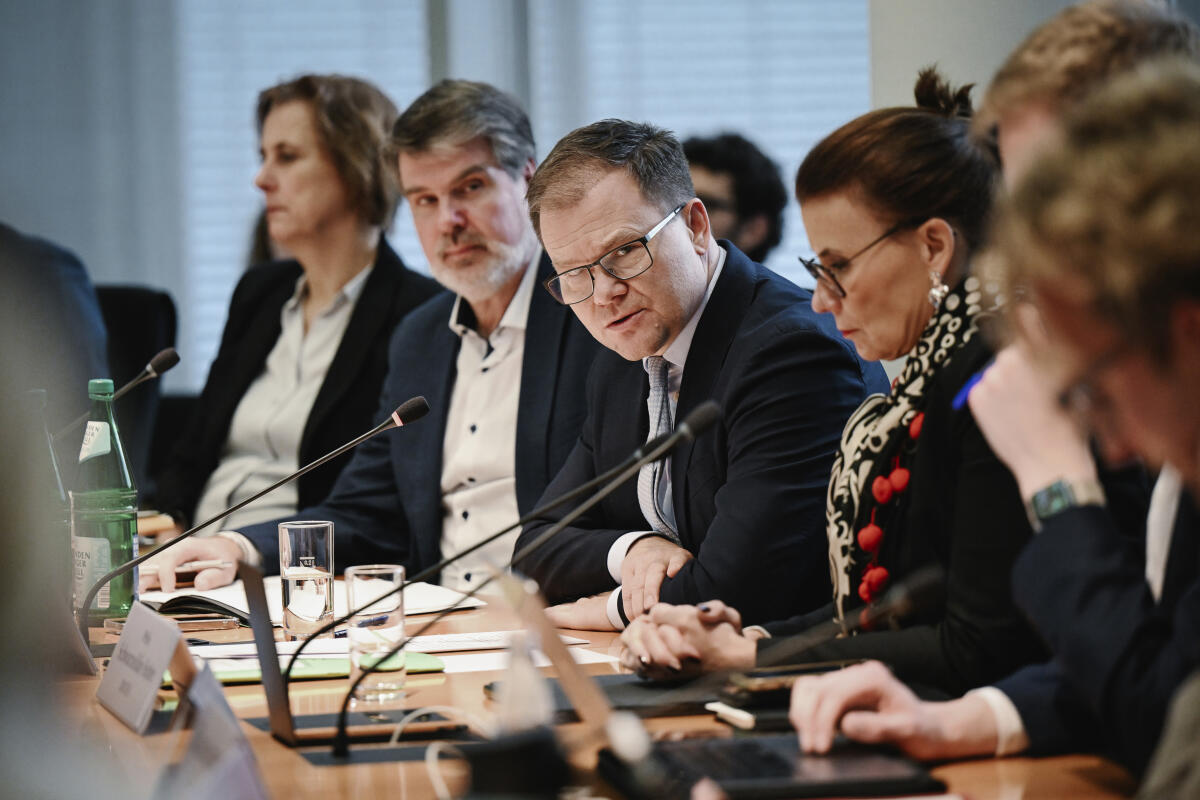 Schneider, Carsten; Thews, Michael Der stellvertretende Vorsitzende des  Ausschuss für Umwelt, Klimaschutz, Naturschutz und nukleare Sicherheit, Michael Thews, SPD, MdB. begrüßt Bundesminister Carsten Schneider (SPD), MdB
