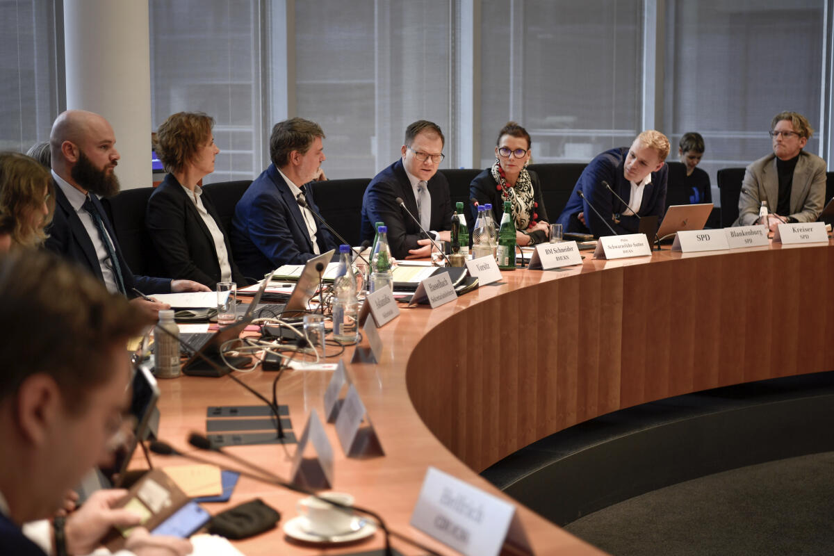 Schneider, Carsten; Thews, Michael Der stellvertretende Vorsitzende des Ausschuss für Umwelt, Klimaschutz, Naturschutz und nukleare Sicherheit, Michael Thews, SPD, MdB. begrüßt Bundesminister Carsten Schneider (SPD), MdB