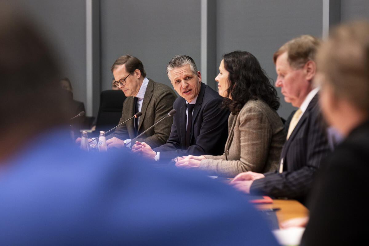 Thorsten Frei; Elisabeth Winkelmeier-Becker Thorsten Frei, (2. v. li), CDU/CSU, MdB, Chef des Bundeskanzleramtes, berichtet im Parlamentarischen Beirat für nachhaltige Entwicklung und Zukunftsfragen