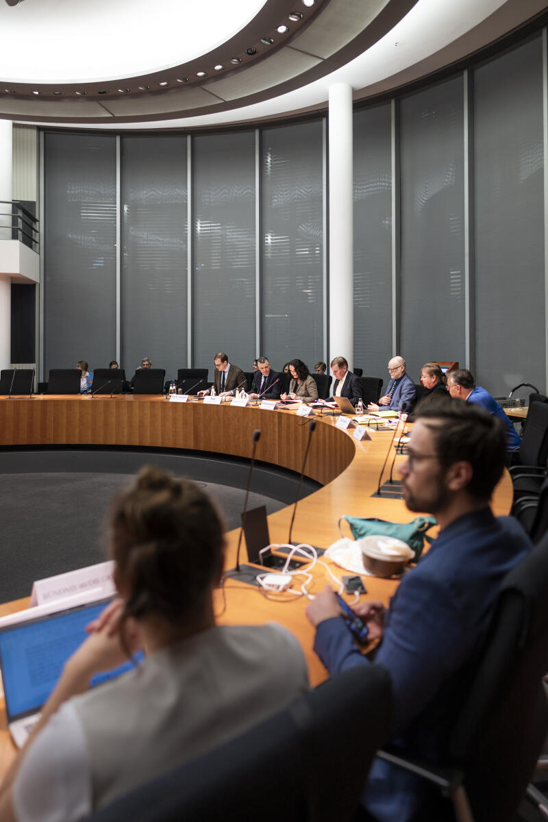  Thorsten Frei, CDU/CSU, MdB, Chef des Bundeskanzleramtes berichtet dem Parlamentarischen Beirat für nachhaltige Entwicklung und Zukunftsfragen. Hier Blick in den Ausschusssaal