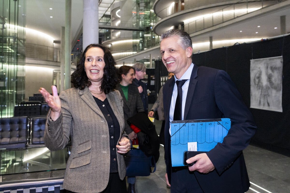 Winkelmeier-Becker, Elisabeth; Frei, Thorsten Elisabeth Winkelmeier-Becker, CDU/CSU, MdB, Vorsitzende des Parlamentarischen Beirats für nachhaltige Entwicklung und Zukunftsfragen, begrüßt Thorsten Frei, CDU/CSU, MdB, Chef des Bundeskanzleramts, vor dem Sitzungssaal.