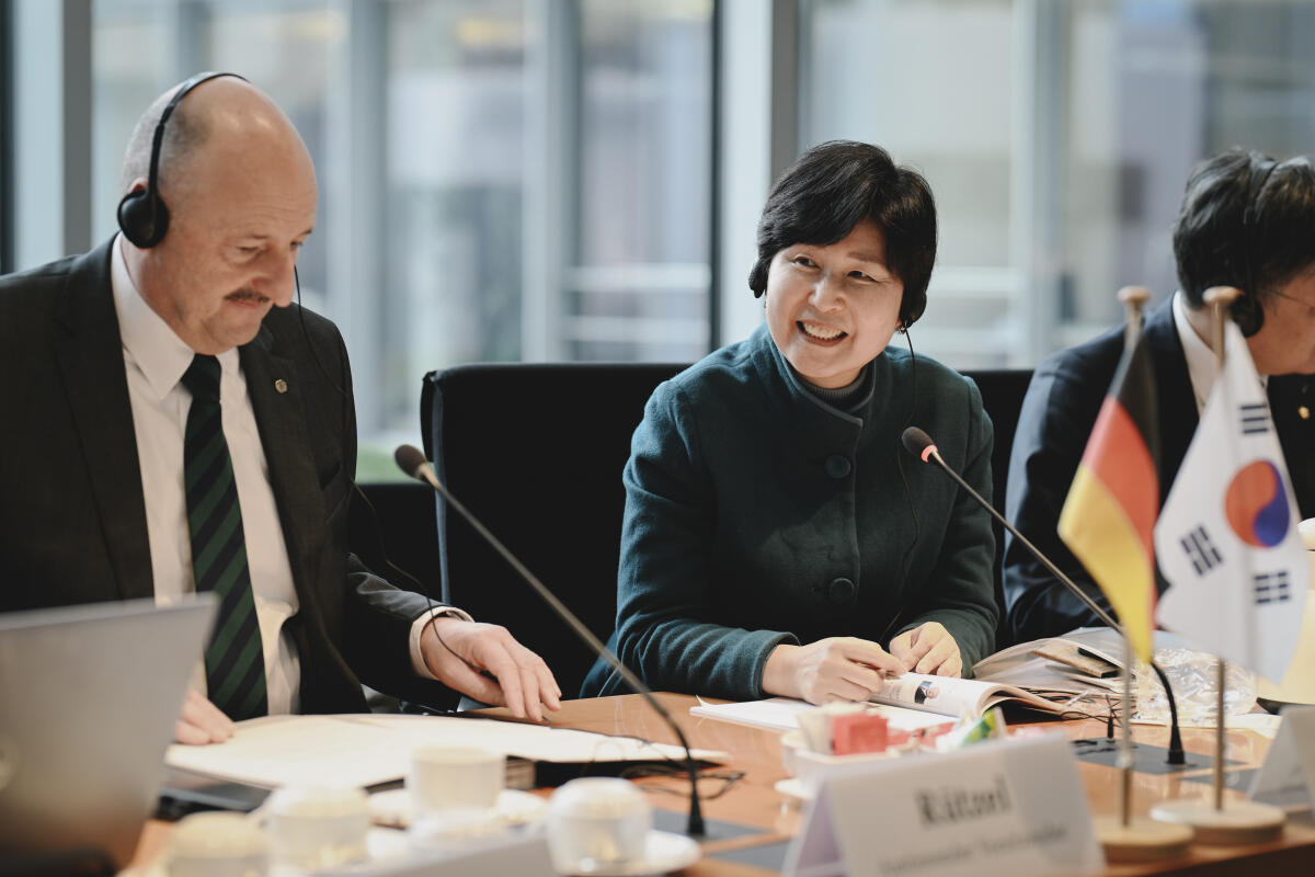 Bernd Rützel Vorsitzender des Ausschusses für Arbeit und Bernd Rützel, SPD, MdB empfängt die Delegation der Volksversammlung der Republik Korea. Hye Ryun BACK, Abgeordneter der nationaler Versammlung in Gesundheits- und Sozialausschuss Yoon KIM, Abgeordneter der nationaler Versammlung in Gesundheits- und Sozialausschuss Hong Bae, PARK, Abgeordnete der nationaler Versammlung in Ausschuss für Klima, Energie, Umwelt und Arbeit Ju Young, LEE, Abgeordnete der nationaler Versammlung in Gesundheits- und Sozialausschuss Sang beom, S.e. LIM, Botschafter der Republik Korea Yoonkook, LEE, Gesandter Botschaftsrat der Republik Korea