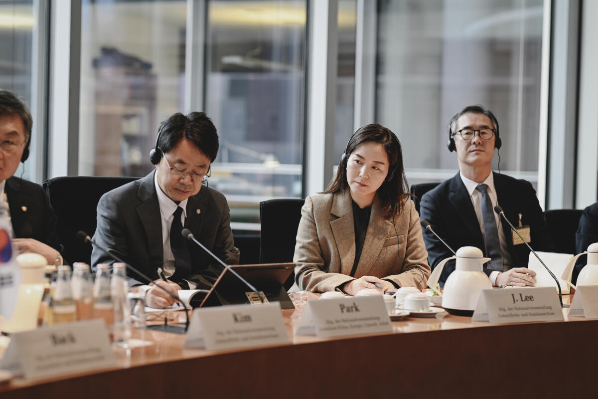  Vorsitzender des Ausschusses für Arbeit und Bernd Rützel, SPD, MdB empfängt die Delegation der Volksversammlung der Republik Korea. Hye Ryun BACK, Abgeordneter der nationaler Versammlung in Gesundheits- und Sozialausschuss Yoon KIM, Abgeordneter der nationaler Versammlung in Gesundheits- und Sozialausschuss Hong Bae, PARK, Abgeordnete der nationaler Versammlung in Ausschuss für Klima, Energie, Umwelt und Arbeit Ju Young, LEE, Abgeordnete der nationaler Versammlung in Gesundheits- und Sozialausschuss Sang beom, S.e. LIM, Botschafter der Republik Korea Yoonkook, LEE, Gesandter Botschaftsrat der Republik Korea