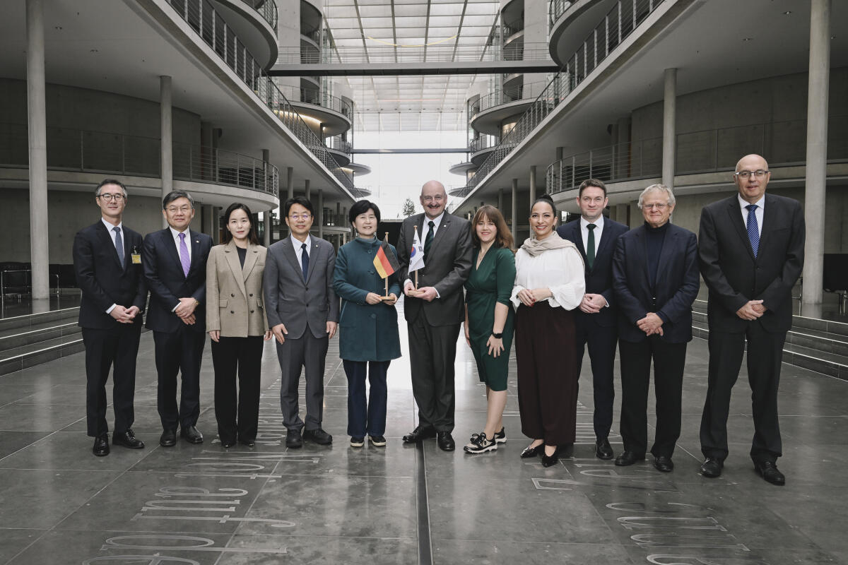 Rützel, Bernd; Lang, Ricarda; Düber, Hülya Vorsitzender des Ausschusses für Arbeit und Bernd Rützel, SPD, MdB empfängt die Delegation der Volksversammlung der Republik Korea. Hye Ryun BACK, Abgeordneter der nationaler Versammlung in Gesundheits- und Sozialausschuss Yoon KIM, Abgeordneter der nationaler Versammlung in Gesundheits- und Sozialausschuss Hong Bae, PARK, Abgeordnete der nationaler Versammlung in Ausschuss für Klima, Energie, Umwelt und Arbeit Ju Young, LEE, Abgeordnete der nationaler Versammlung in Gesundheits- und Sozialausschuss Sang beom, S.e. LIM, Botschafter der Republik Korea Yoonkook, LEE, Gesandter Botschaftsrat der Republik Korea