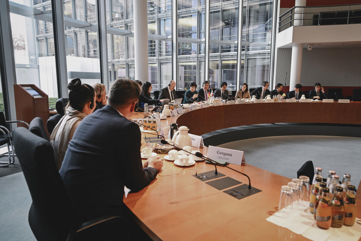 Rützel, Bernd Vorsitzender des Ausschusses für Arbeit und Bernd Rützel, SPD, MdB empfängt die Delegation der Volksversammlung der Republik Korea. Hye Ryun BACK, Abgeordneter der nationaler Versammlung in Gesundheits- und Sozialausschuss Yoon KIM, Abgeordneter der nationaler Versammlung in Gesundheits- und Sozialausschuss Hong Bae, PARK, Abgeordnete der nationaler Versammlung in Ausschuss für Klima, Energie, Umwelt und Arbeit Ju Young, LEE, Abgeordnete der nationaler Versammlung in Gesundheits- und Sozialausschuss Sang beom, S.e. LIM, Botschafter der Republik Korea Yoonkook, LEE, Gesandter Botschaftsrat der Republik Korea