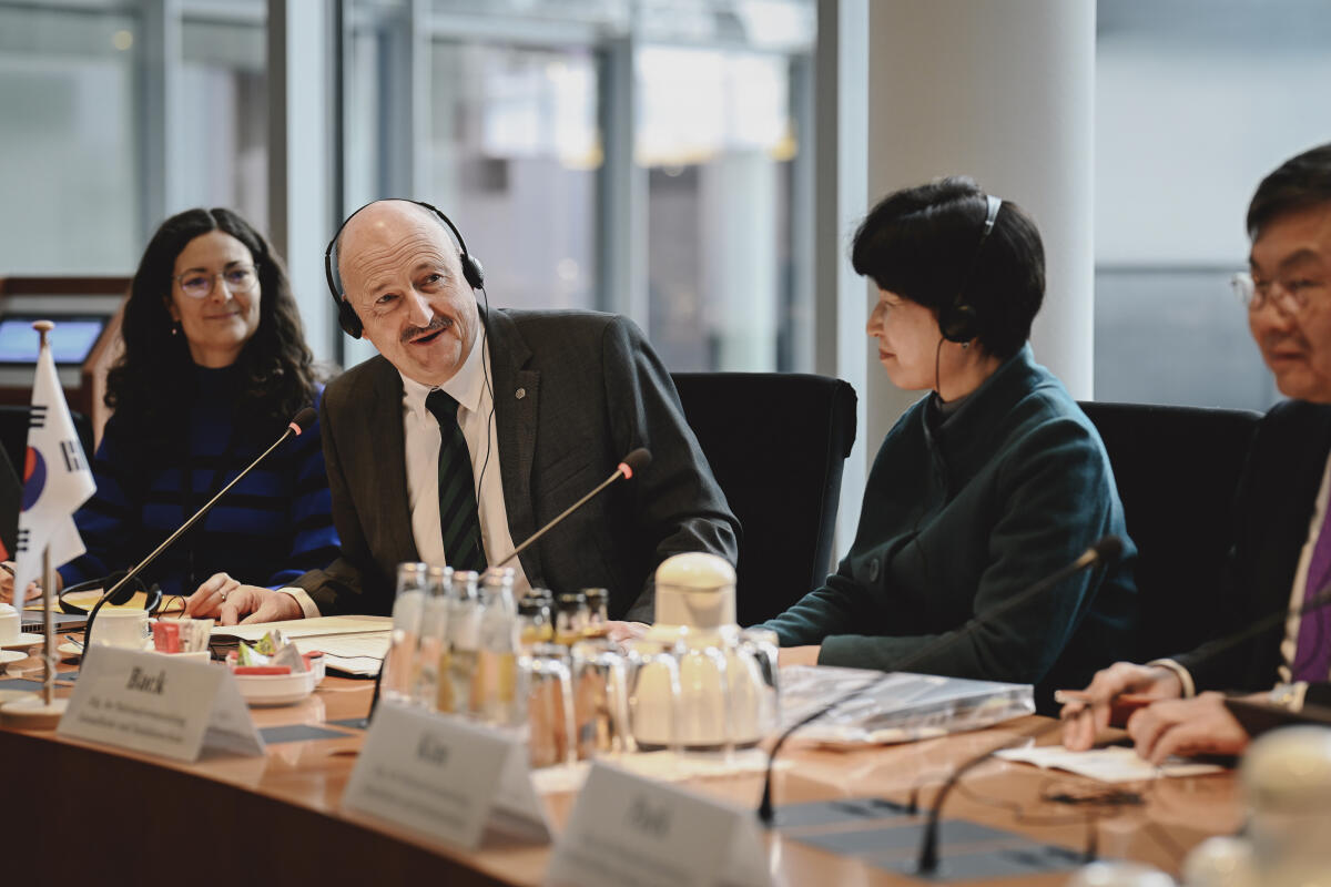 Bernd Rützel Vorsitzender des Ausschusses für Arbeit und Bernd Rützel, SPD, MdB empfängt die Delegation der Volksversammlung der Republik Korea. Hye Ryun BACK, Abgeordneter der nationaler Versammlung in Gesundheits- und Sozialausschuss Yoon KIM, Abgeordneter der nationaler Versammlung in Gesundheits- und Sozialausschuss Hong Bae, PARK, Abgeordnete der nationaler Versammlung in Ausschuss für Klima, Energie, Umwelt und Arbeit Ju Young, LEE, Abgeordnete der nationaler Versammlung in Gesundheits- und Sozialausschuss Sang beom, S.e. LIM, Botschafter der Republik Korea Yoonkook, LEE, Gesandter Botschaftsrat der Republik Korea