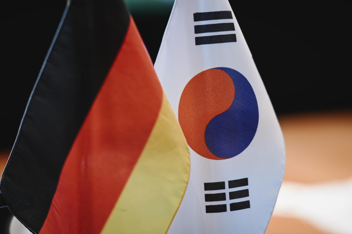  Flaggen (Deutschland und Korea) bei einem Delegationsbesuch im Ausschuss für Arbeit und Soziales
