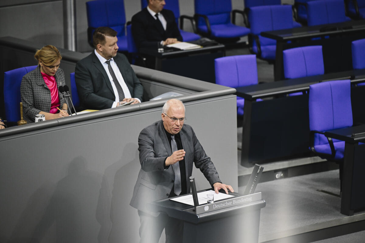 Zirwes, Jörg Jörg Zirwes, AfD, MdB, hält eine Rede im Plenum während der 48. Sitzung des Bundestages zu TOP 27 " Wehrdienst-Modernisierungsgesetz"