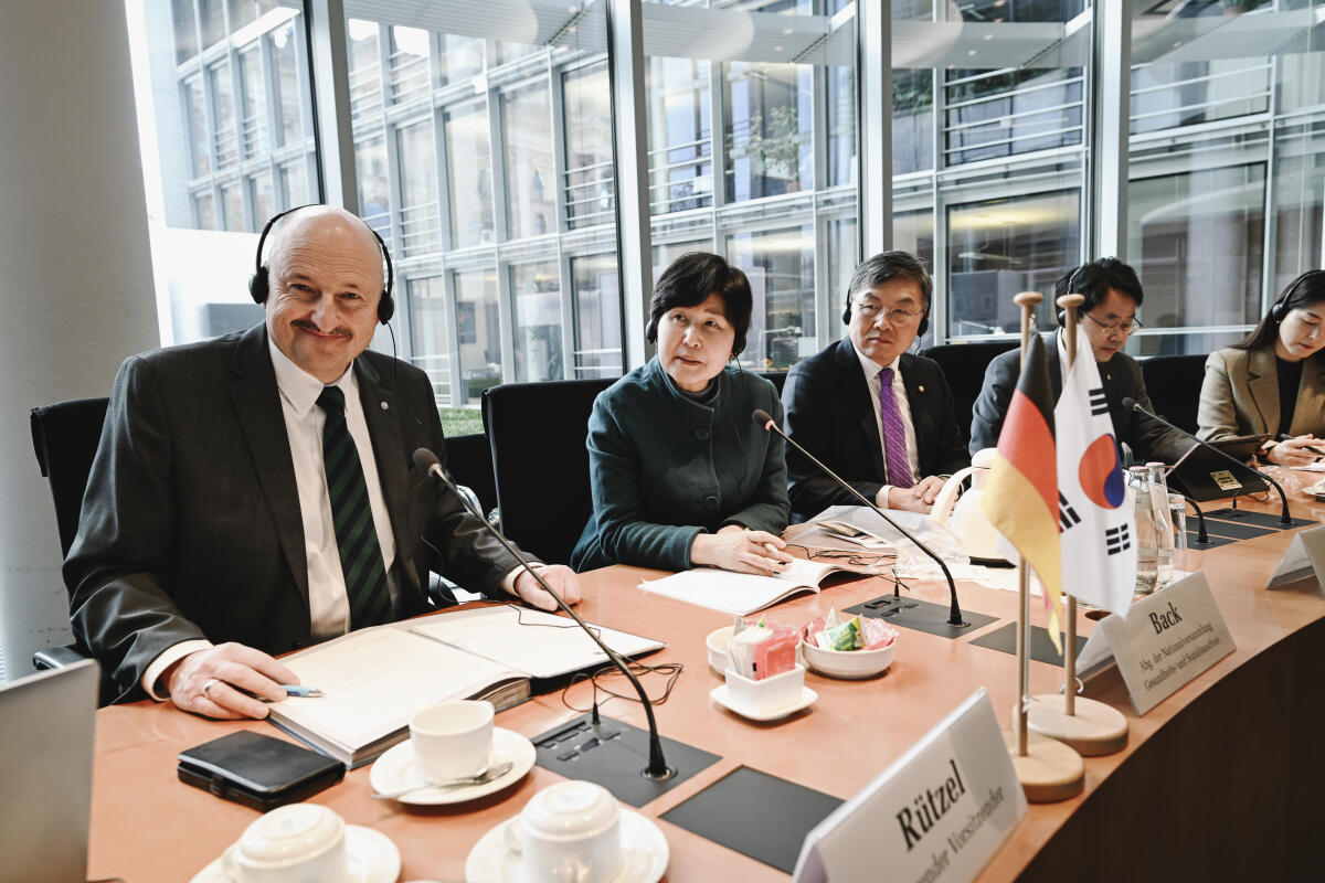 Rützel, Bernd Vorsitzender des Ausschusses für Arbeit und Bernd Rützel, SPD, MdB empfängt die Delegation der Volksversammlung der Republik Korea. Hye Ryun BACK, Abgeordneter der nationaler Versammlung in Gesundheits- und Sozialausschuss Yoon KIM, Abgeordneter der nationaler Versammlung in Gesundheits- und Sozialausschuss Hong Bae, PARK, Abgeordnete der nationaler Versammlung in Ausschuss für Klima, Energie, Umwelt und Arbeit Ju Young, LEE, Abgeordnete der nationaler Versammlung in Gesundheits- und Sozialausschuss Sang beom, S.e. LIM, Botschafter der Republik Korea Yoonkook, LEE, Gesandter Botschaftsrat der Republik Korea