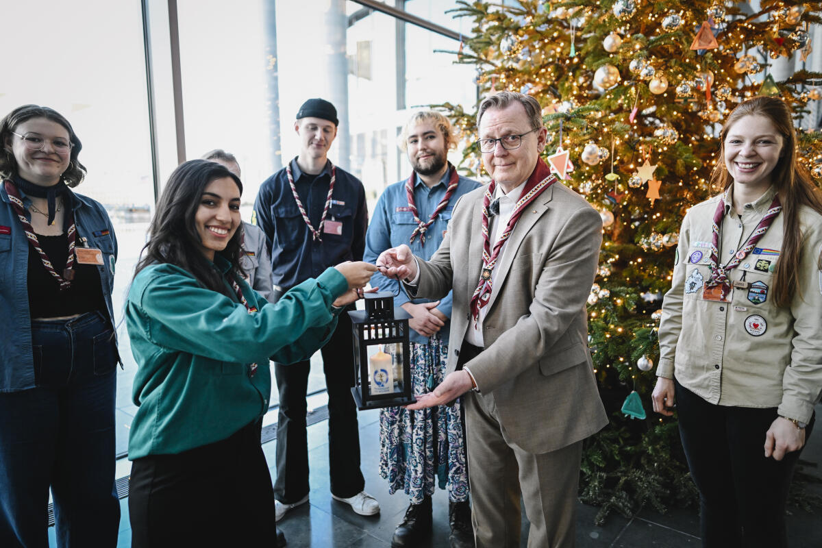Ramelow, Bodo Der „Ring deutscher Pfadfinder*innen Verbände e.V.“ übergibt das Friedenslicht aus Bethlehem an Bundestagsvizepräsident Bodo Ramelow (2vr), Die Linke., MdB.