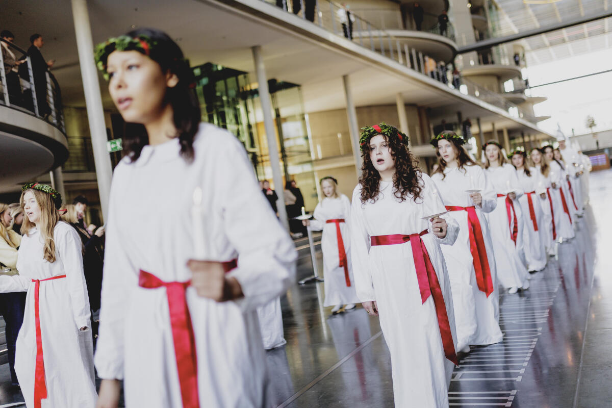  Vizepräsidentin Josephine Ortleb, SPD, MdB, empfängt den Luciachor des Stockholmer Musikgymnasiums. Blick auf die Sängerinnen und Sänger des Chores.