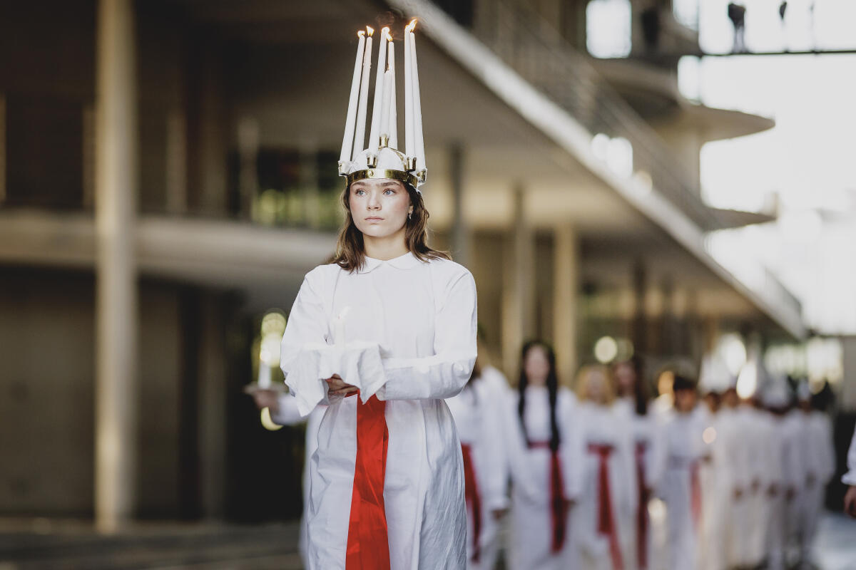  Vizepräsidentin Josephine Ortleb, SPD, MdB, empfängt den Luciachor des Stockholmer Musikgymnasiums. Blick auf die Sängerinnen und Sänger beim Einzug des Chores.