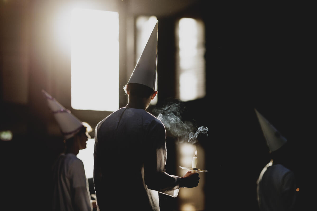  Vizepräsidentin Josephine Ortleb, SPD, MdB, empfängt den Luciachor des Stockholmer Musikgymnasiums. Blick auf die Sängerinnen und Sänger des Chores.