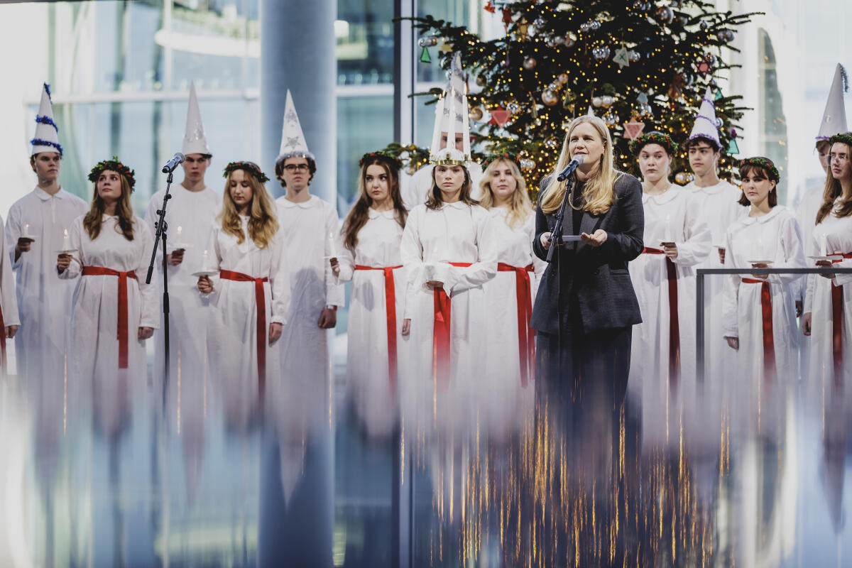Ortleb, Josephine Vizepräsidentin Josephine Ortleb, SPD, MdB, empfängt den Luciachor des Stockholmer Musikgymnasiums. Hier bei ihrer Ansprache vor dem Chor.