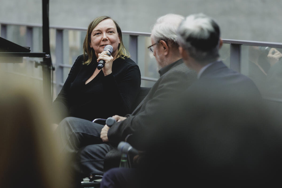  (L-R) Victoria Krummel, Autorin, Wolfgang Thierse, Präsident des Deutschen Bundestages a.D., und Dr. Benedikt Wintgens, Generalsekretär der Kommission für Geschichte des Parlamentarismus und der politischen Parteien, aufgenommen im Rahmen der Autorenlesung und moderiertem Gespräch in der Bibliothek des Deutschen Bundestages zum Buch 'Paul Löbe - Ein Leben für die Demokratie' von Victoria Krummel.